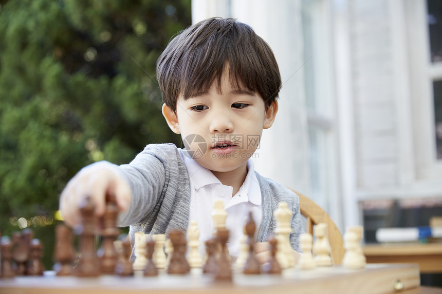 下象棋的小男孩图片