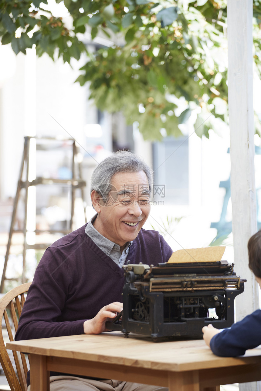 老人使用打字机图片