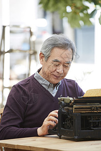 使用打字机的老年人图片