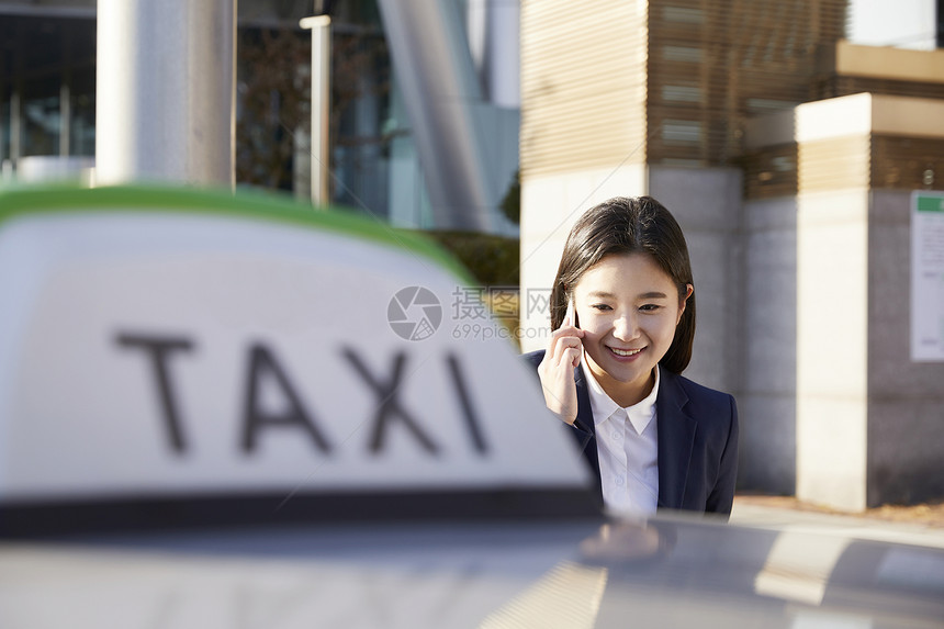 微笑着接听电话的年轻女子图片