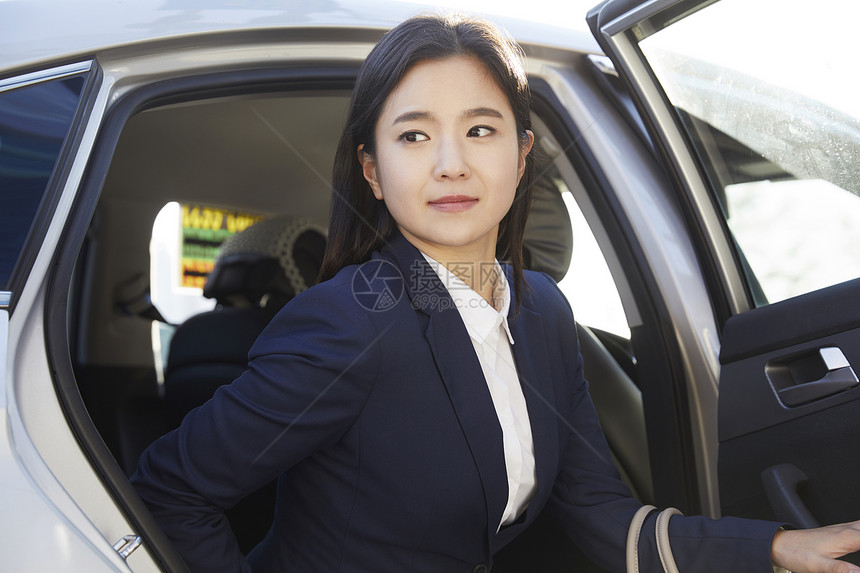 推开车门青年女性图片