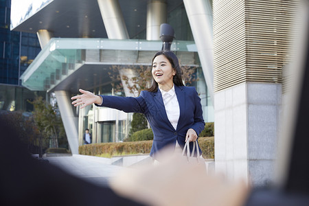 街头伸手拦车的青年女子图片