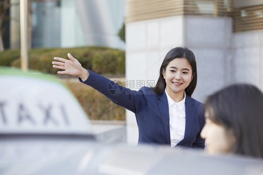 微笑招手的青年女子图片