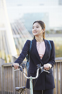 推着自行车行走的女性图片