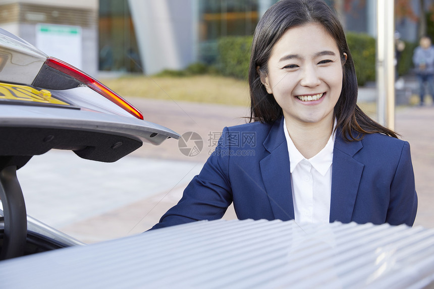 微笑的青年女子图片