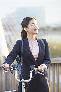 推着自行车微笑的女性图片