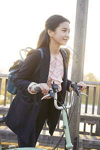 推着自行车的年轻女性图片