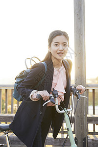 推着自行车的青年女性图片