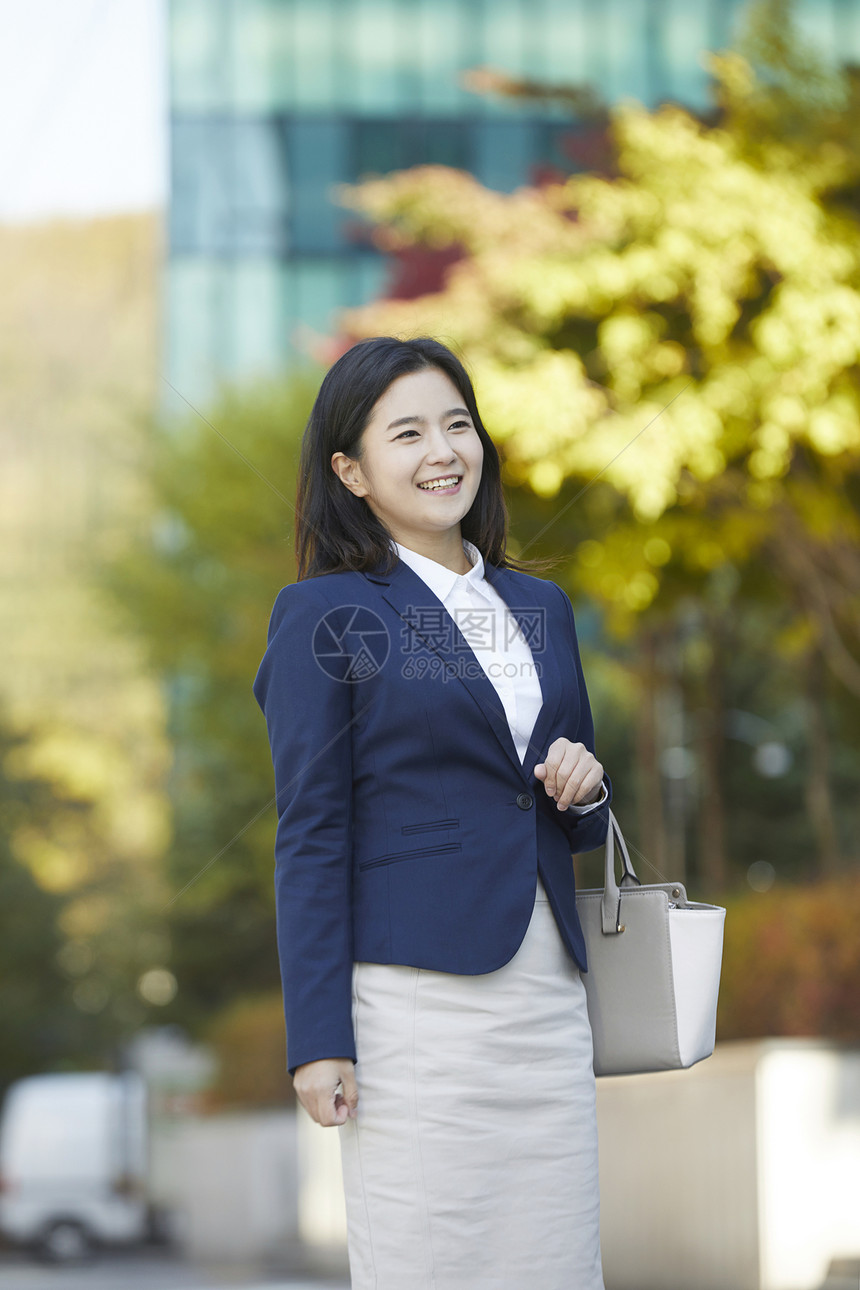 穿着职业装微笑的青年女性图片