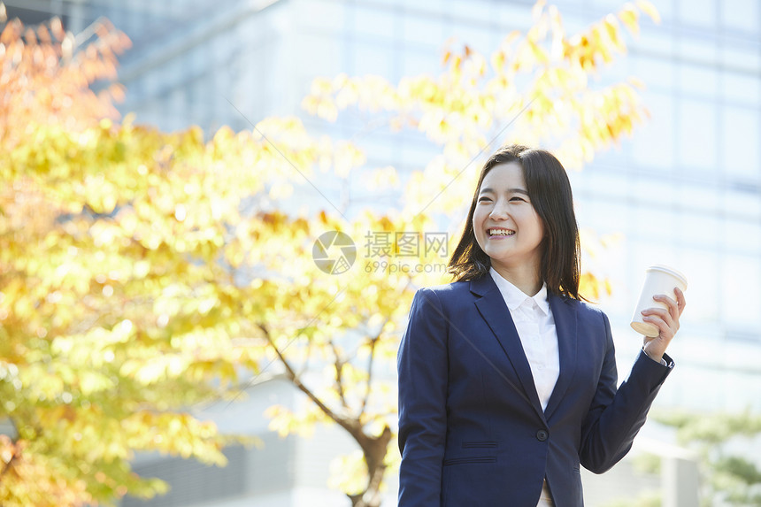 拿着咖啡杯微笑的女性图片