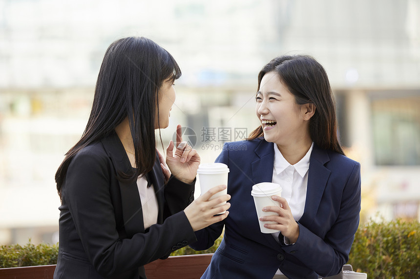 喝咖啡聊天放松的青年女性图片