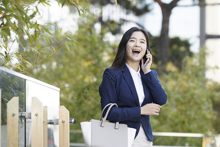 打电话开心的年轻女子图片