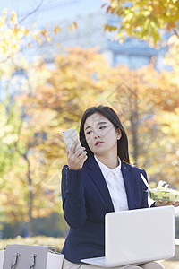 看着手机疲惫的年轻女子图片