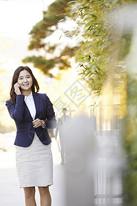 接电话微笑的青年女性图片