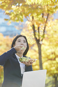 吃着沙拉的青年女子图片