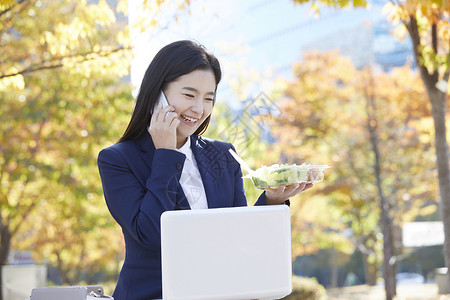 年轻女性微笑的接电话图片