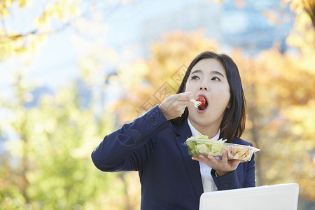 吃着沙拉的青年女性图片