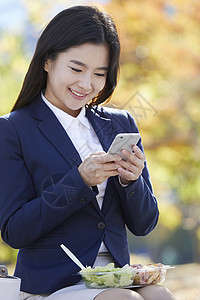 厨师招聘艺术字看着手机微笑的年轻女子背景