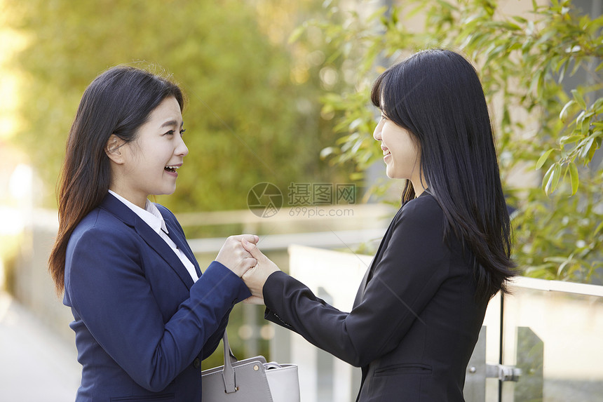 见面激动的青年女性图片