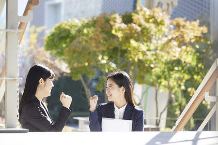 互相加油打气的职业女性图片