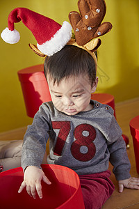 一个小孩打开圣诞礼物图片