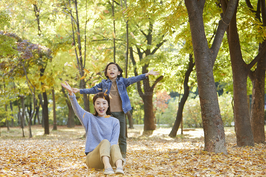 秋天妈妈陪孩子在公园里玩耍图片