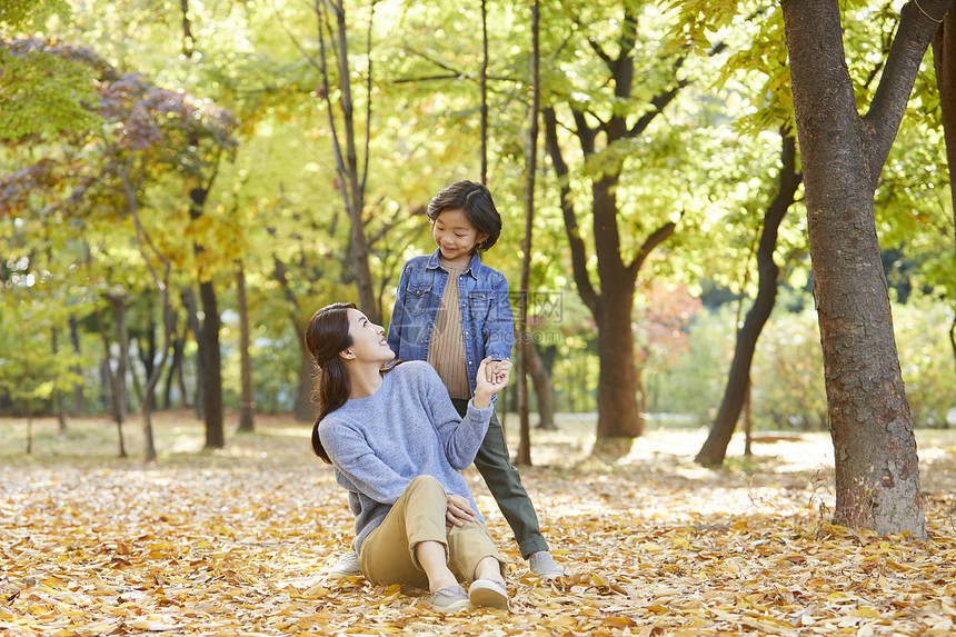 秋天妈妈陪孩子在公园里玩耍图片