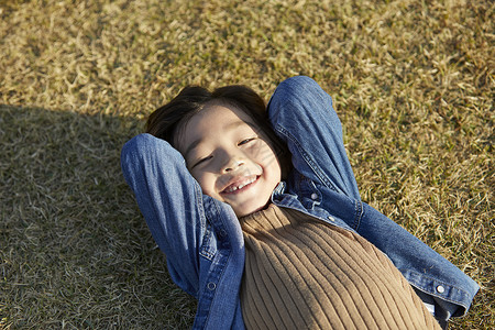 小男孩躺在草地上图片
