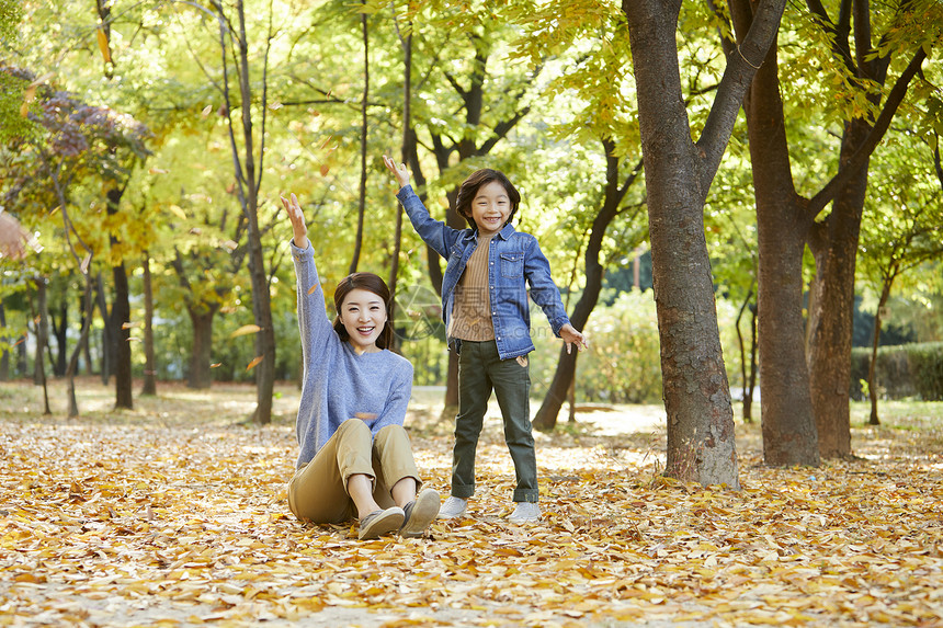 秋天妈妈陪孩子在公园里玩耍图片