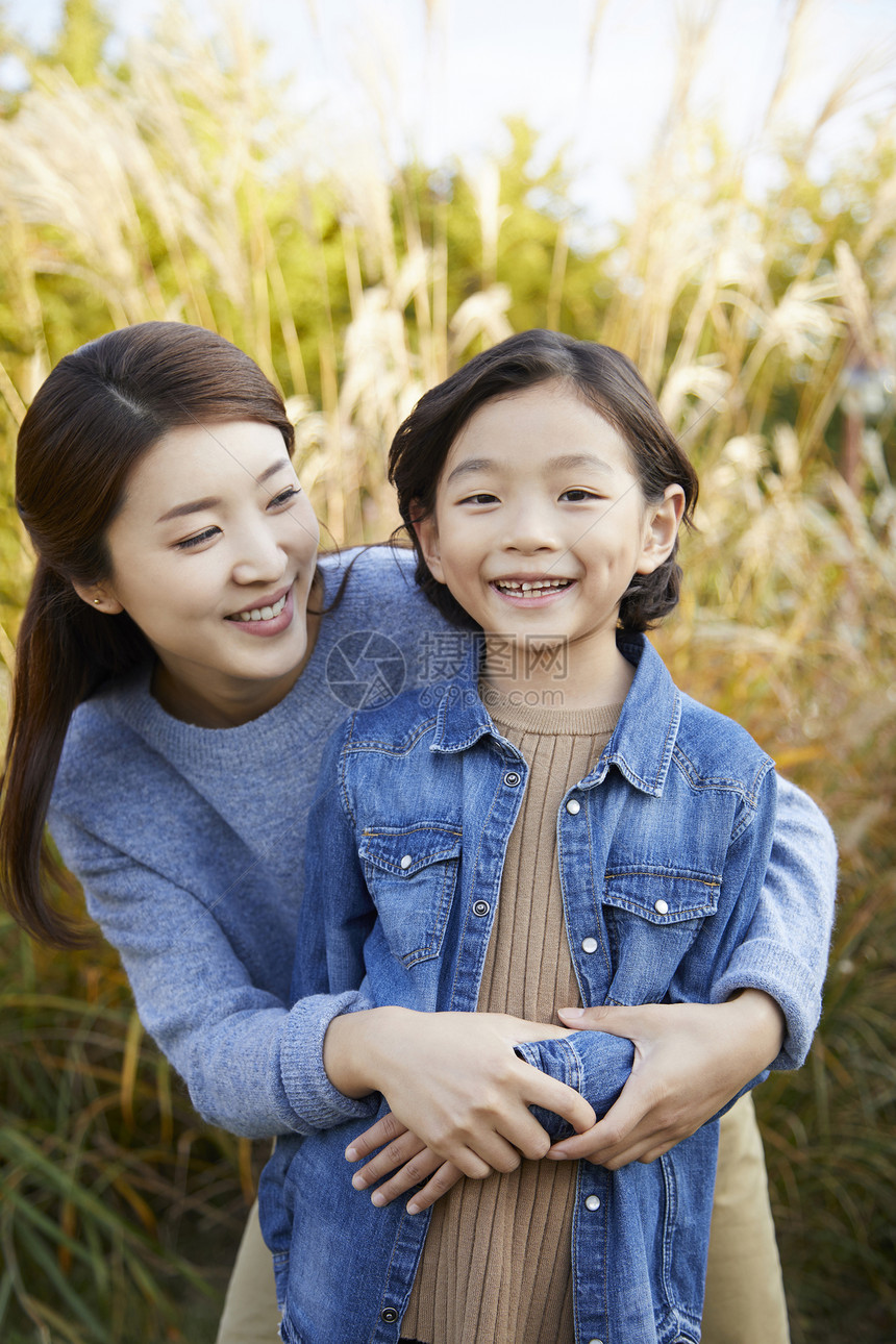 小男孩和妈妈一起在户外公园图片