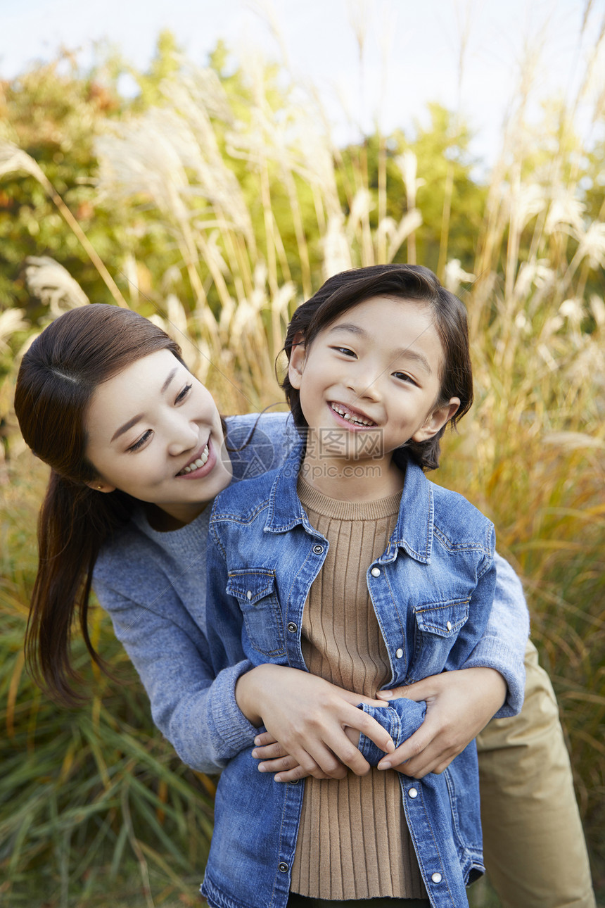 小男孩和妈妈一起在户外公园图片