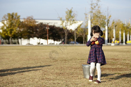 小女孩抱着苹果图片