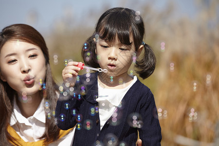 户外小女孩在吹泡泡图片