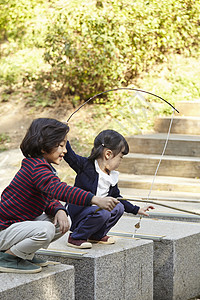 两个小孩在河边钓鱼图片