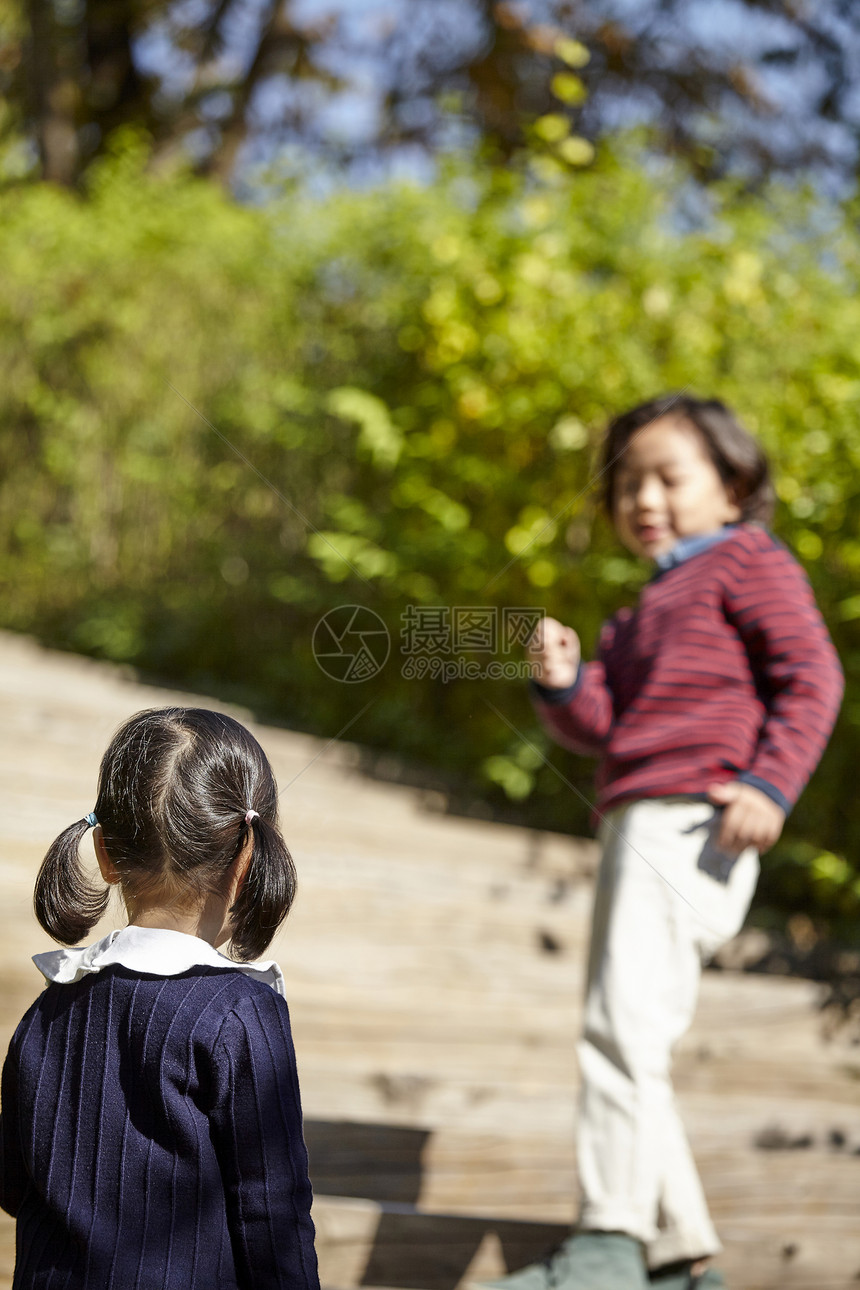 户外两个小孩开心玩耍图片