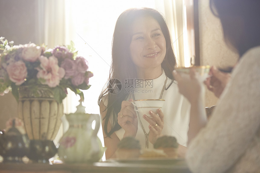 嘉年华女孩时兴的优雅的下午茶时间图片