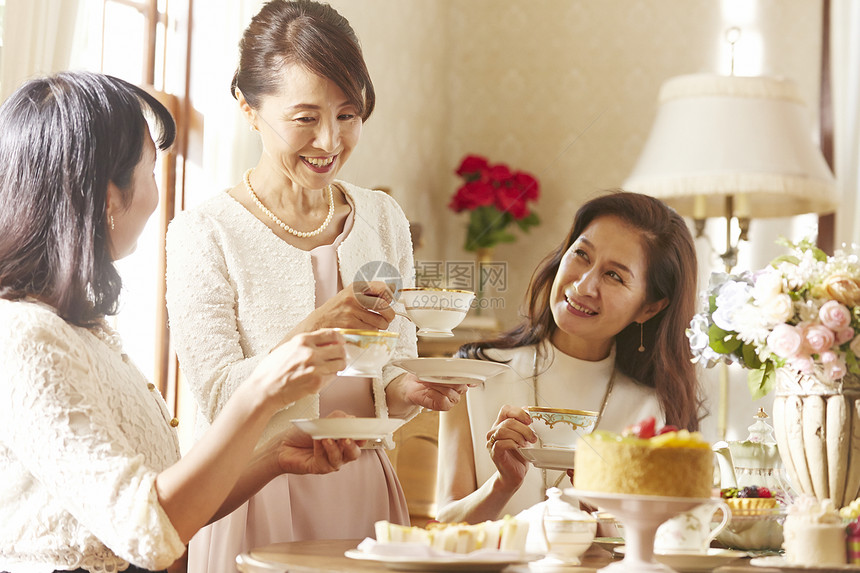 享受下午茶的女人们图片