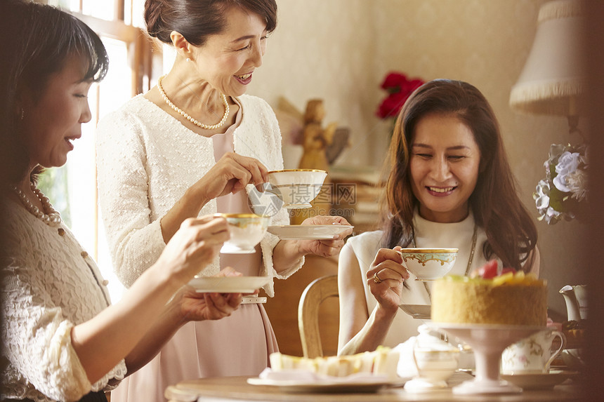 优雅女人享受下午茶图片