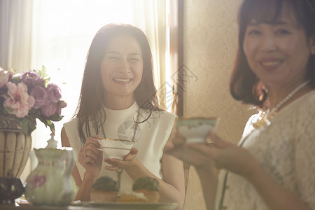 喝茶的优雅女人图片