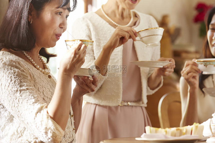 喝茶的优雅女人图片