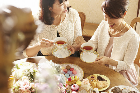 女人享受优雅的茶时间课图片