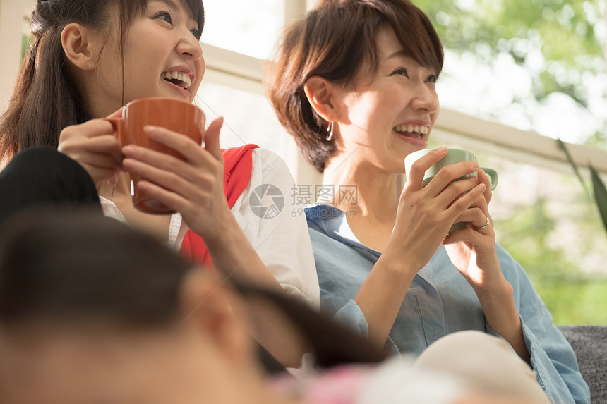 客厅休息的妇女图片