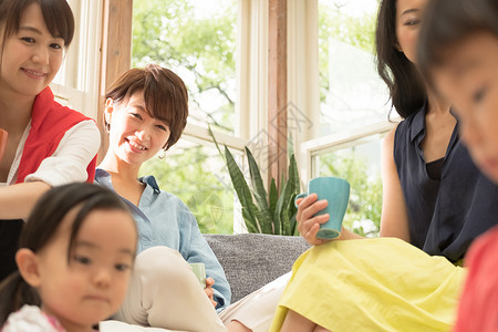 妇女孩子在客厅里放松图片