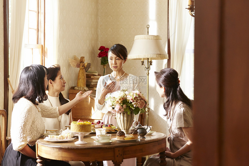 女人享受优雅的茶时间课图片