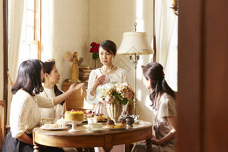 女人享受优雅的茶时间课图片