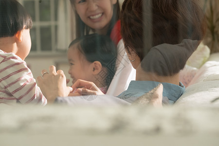 客厅里的妇女与小孩放松休息图片