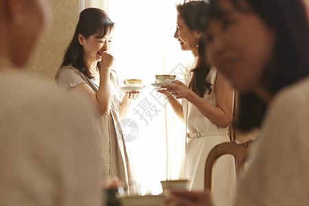 优雅女士的下午茶聚会图片
