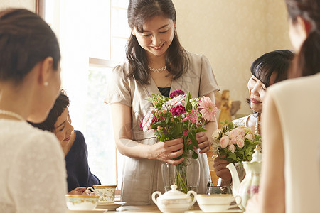 五十年代女生有趣插花课图片