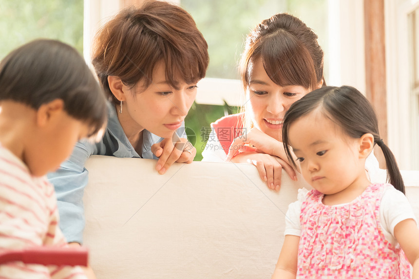 女士们背椅女孩放松在客厅的妈妈朋友图片