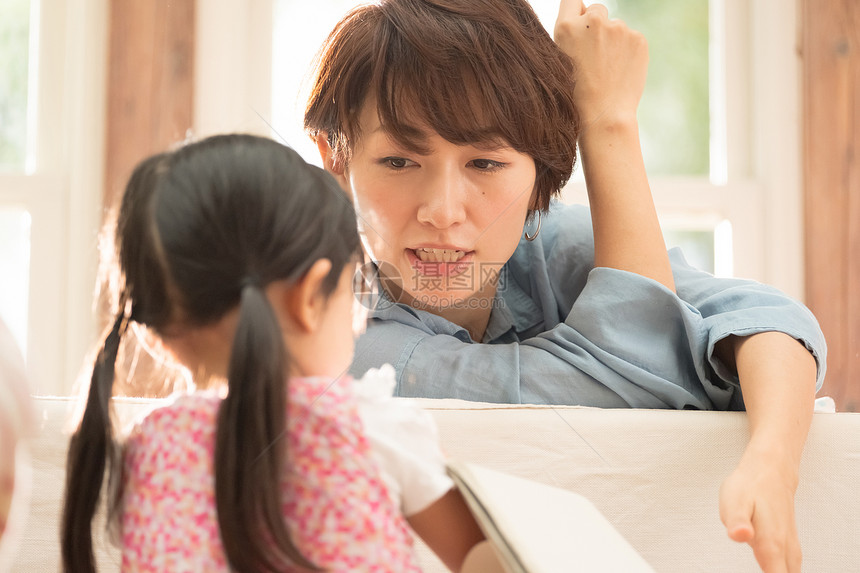 人物两个人父母和小孩父母在客厅里放松图片